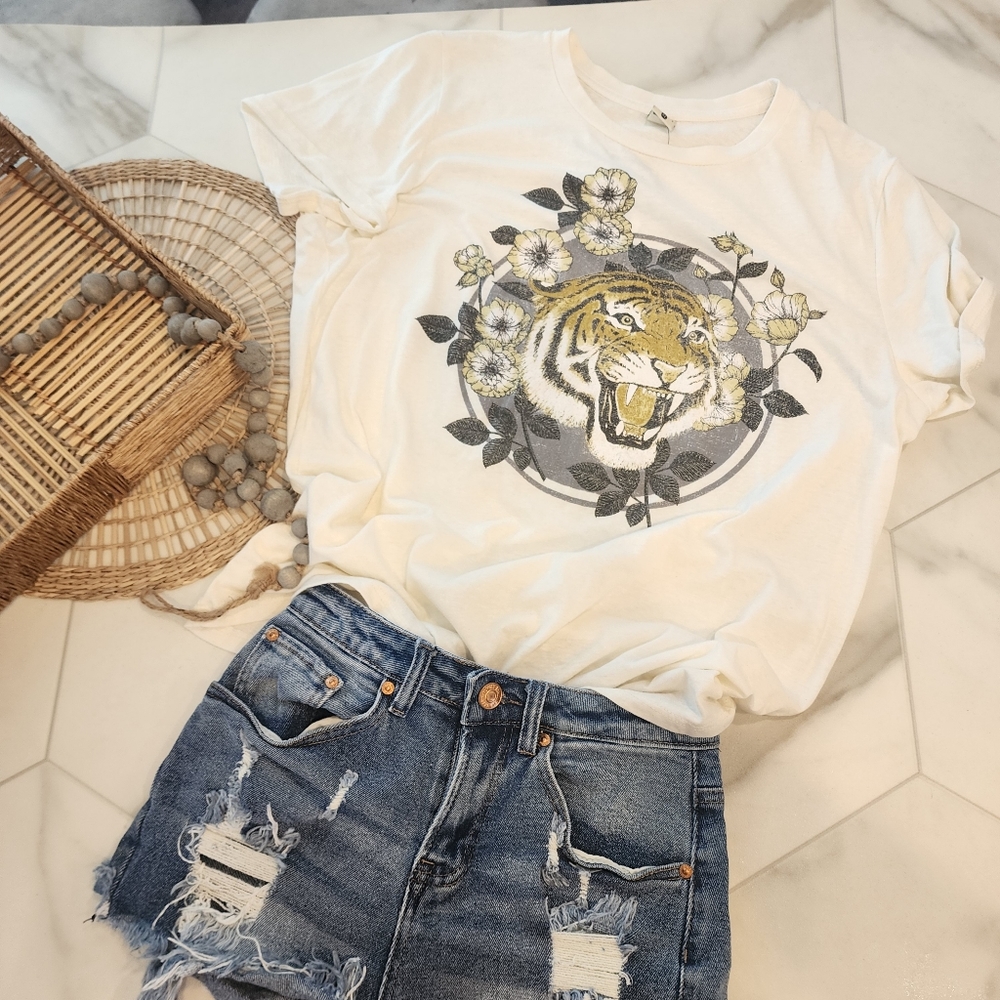 Brand new [ LE - LIFE ELSEWHERE] WOMENS SIZE XL EHITE T-SHIRT W/ TIGER & FLOWERS